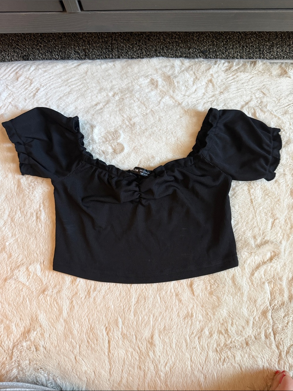 SHEIN Black Puff Sleeve Cropped Top with Ruched Neckline